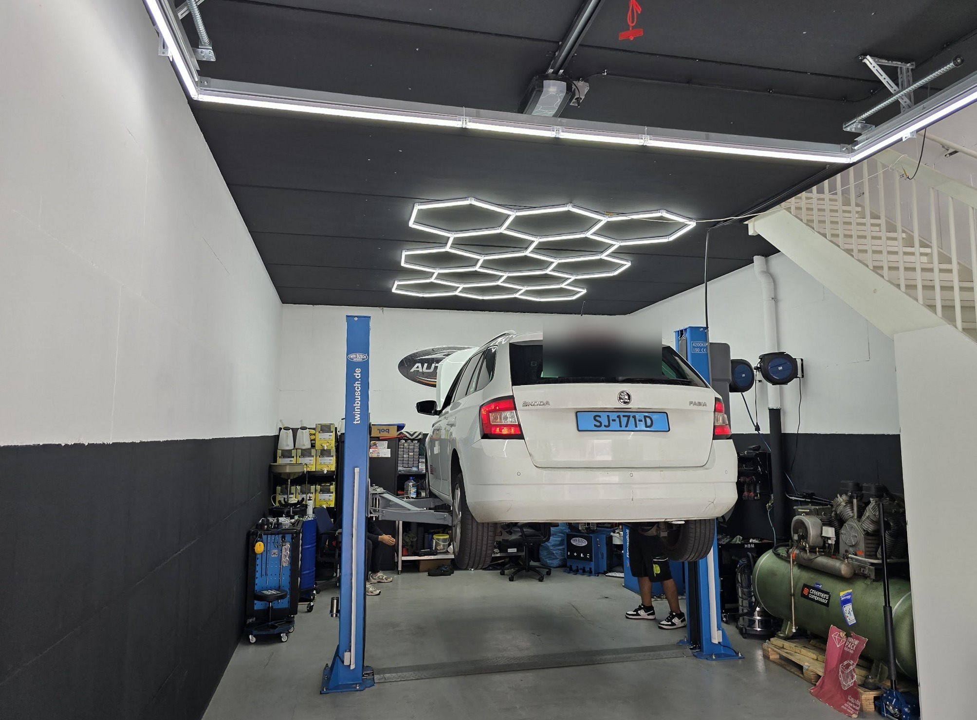 Een auto op de hefbrug in de werkplaats van Auto Fixor